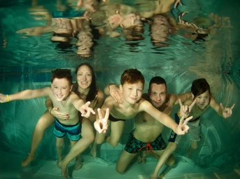 Familie unter Wasser, Tropicana Erlebnisbad Stadthagen
