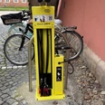 Fahrrad-Reparatur-Station.jpg Gelbe Säule mit Werkzeug