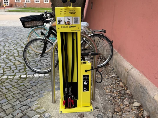 Fahrrad-Reparatur-Station.jpg Gelbe Säule mit Werkzeug