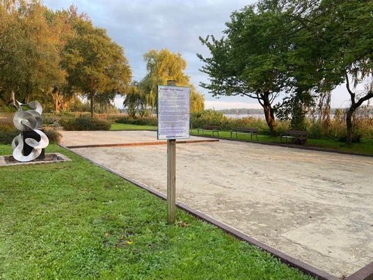 Bouleplatz-Bad-Zwischenahn.jpg Ein Bouleplatz in Bad Zwischenahn, umrahmt von schattigen Bäumen, lädt zum Spielen und Verweilen ein.