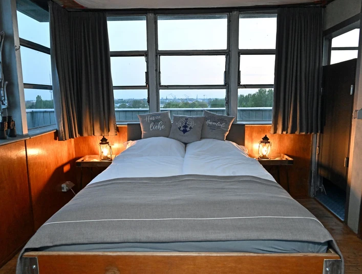 Signalturm Wilhelmshaven von innen mit Bett Signalturm Wilhelmshaven von innen mit Bett