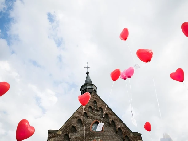 2020-10-06.jpg rote Herzluftballons steigen in den Himmel