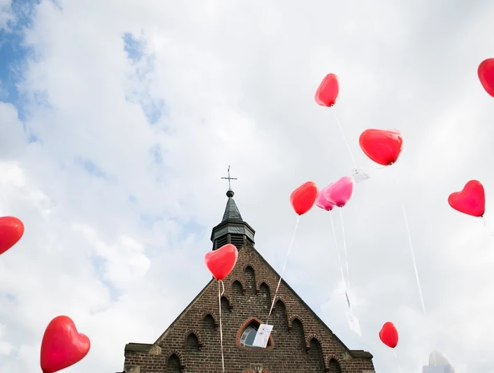 2020-10-06.jpg rote Herzluftballons steigen in den Himmelred heart-shaped balloons rise into the sky
