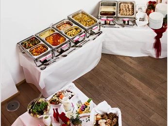 2012-04-28_Hochzeit_Alexandra&Jan-Willem_0390.jpg Salatbuffet und warmes Buffet in Aufwärmstationen auf weißen Tischen, von oben fotografiertSalad buffet and hot buffet in warming stations on white tables, photographed from above