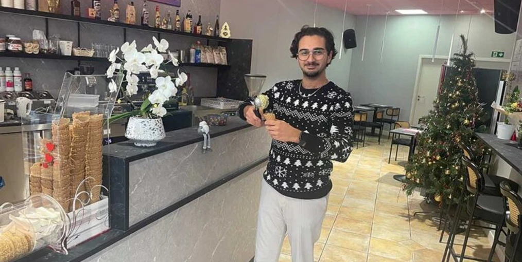 Piccolini Minden.jpg Das Bild zeigt den Inhaber, der in seiner Eisdiele steht.