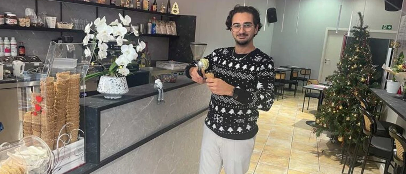 Piccolini Minden.jpg Das Bild zeigt den Inhaber, der in seiner Eisdiele steht.