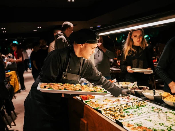 Rodizio Minden I.JPG Das Bild zeigt einen Koch, der das Buffet auffüllt.