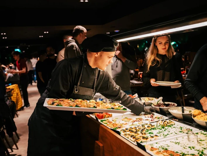 Rodizio Minden I.JPG Das Bild zeigt einen Koch, der das Buffet auffüllt.