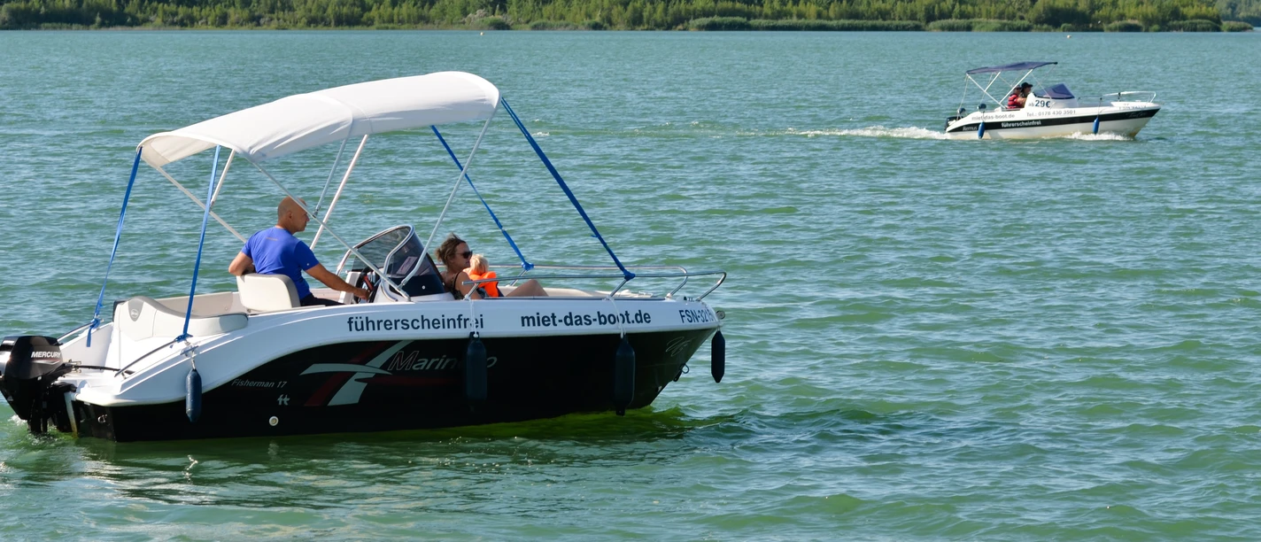 Führerscheinfreier Bootsverleih Störmthaler Hafen.jpg Das Bild zeigt zwei fahrende Boote auf dem Störmthaler See, worauf sich mehrere Personen befinden, ab. Auffällig ist das traumhafte Wetter, dass sich durch die klare Sicht, wolkenlosen Himmel und stralenden Sonnenschein auszeichnet. Die Boote sind mit der Aufschrift "führerscheinfrei" und "miet-das-boot.de" versehen und können am Störmthaler Hafen ausgeliehen werden.