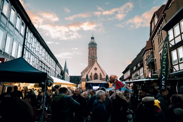 Eulenfest 2022 Market square filled with people in Einbeck. With a view of the tower of the Einbeck market church.
