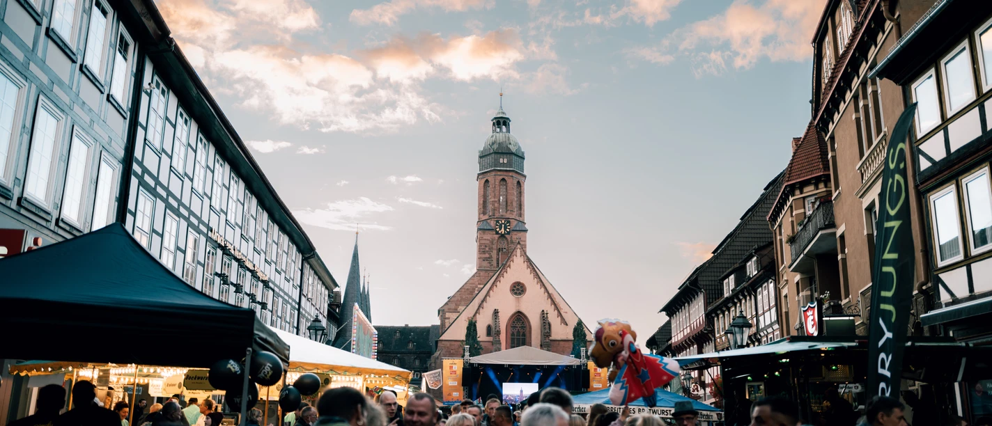 Eulenfest 2022 Mit Menschen gefüllter Markplaltz in Einbeck. Mit Sicht auf den Turm der Einbecker Marktkirche.