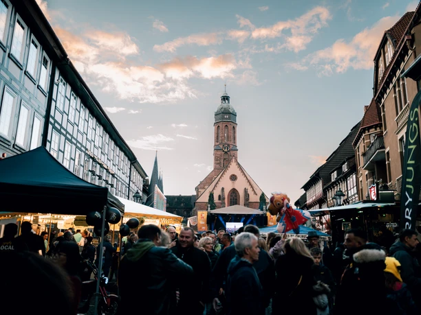 Eulenfest 2022 Mit Menschen gefüllter Markplaltz in Einbeck. Mit Sicht auf den Turm der Einbecker Marktkirche.