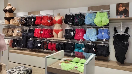 Innenansicht eines Wäschegeschäfts mit Dessous in vielen Farben an Wandregalen