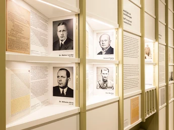 Gedenkstätte-JVA-WF-Biografien.jpg Verschiedene Portraits und Texte zu MitarbeiternVarious portraits and texts on employeesForskellige portrætter og tekster om medarbejdereDiverse portretten en teksten over werknemers