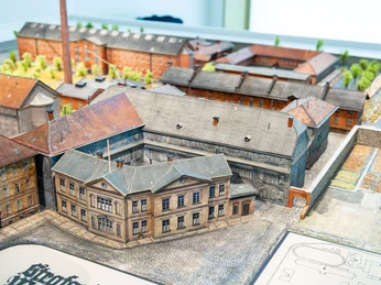 Gedenkstätte-JVA-WF-Modell.jpg Modell historischer GebäudeModel of historical buildingsModel af historiske bygningerModel van historische gebouwen