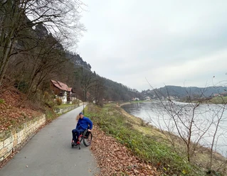 Auf der Promenade zwischen Stadt Wehlen und Kurort Rathen, welche ebenfalls als Abschnitt der Elberadwegs ausgewiesen ist