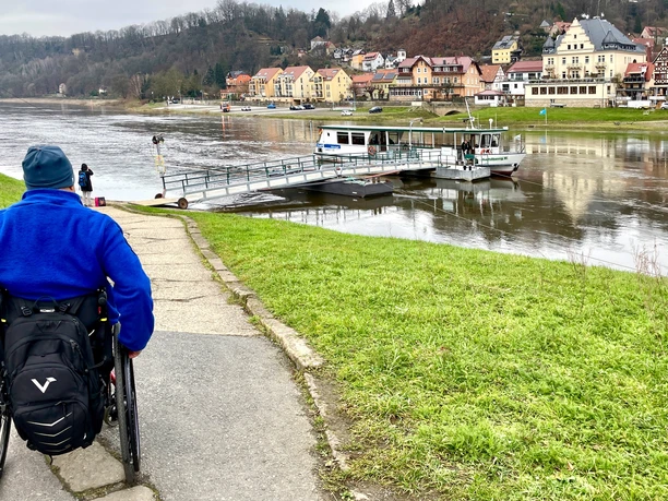 Zugang zur Wehlener Elbfähre auf der Seite des Ortsteils Pötzscha