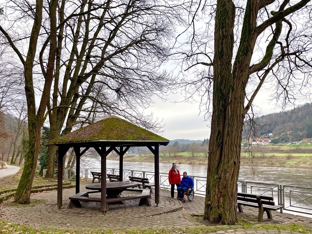 Der Pavillon am Weg lädt zum Verweilen ein, er ist ebenfalls barrierefrei erreichbar