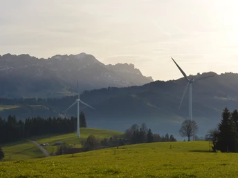 Ausblick auf die imposanten Windenergie-Anlagen.