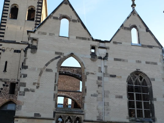 Alt St. Alban Fassade der Kirche St. Alban in Köln mit gotischen Fenstern und der Turm im Hintergrund. Ruinenstruktur mit Baustilkombination.Facade of St. Alban's Church in Cologne with Gothic windows and the tower in the background. Ruin structure with architectural style combination.