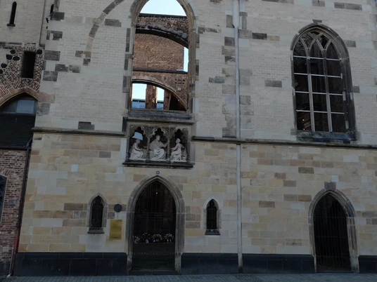 Alt St. Alban Die Ruinen der Seitenwand von Alt St. Alban, mit gotischen Fenstern und Statuen. Unten ist die Straße sichtbar.The ruins of the side wall of Old St. Alban's, with Gothic windows and statues. The street is visible below.