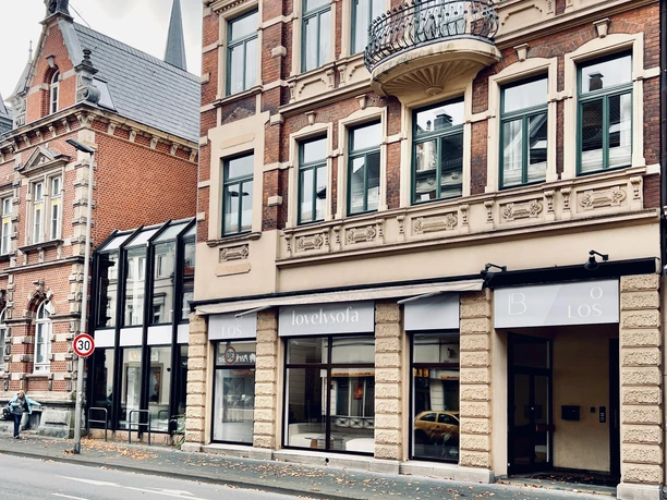 Direkt neben dem Historischen Postgebäude