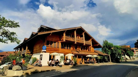 sagi-aeschi-aussenansicht-fruehling-gebaeude-gaeste.jpg