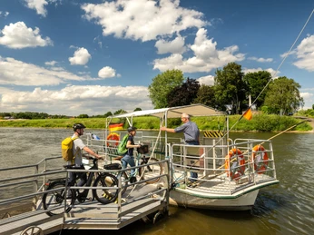 Pärchen betritt mit Fahrrädern die Weserfähre