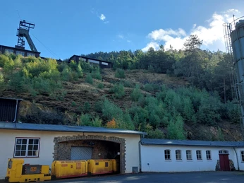 Mit der Grubenbahn auf zum Schichtbeginn Mit der Grubenbahn nach unter Tage am Weltkulturerbe Rammelsberg in GoslarTake the mine railway underground at the Rammelsberg World Heritage Site in GoslarNeem de ondergrondse mijnspoorweg in het werelderfgoed Rammelsberg in GoslarTag minetoget under jorden på verdensarvsområdet Rammelsberg i Goslar