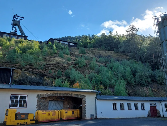 Mit der Grubenbahn auf zum Schichtbeginn Mit der Grubenbahn nach unter Tage am Weltkulturerbe Rammelsberg in GoslarTake the mine railway underground at the Rammelsberg World Heritage Site in GoslarNeem de ondergrondse mijnspoorweg in het werelderfgoed Rammelsberg in GoslarTag minetoget under jorden på verdensarvsområdet Rammelsberg i Goslar