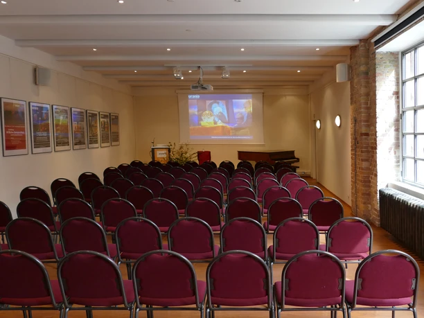 Saal der URANIA Potsdam Saal der URANIA Potsdam mit Stuhlreihen