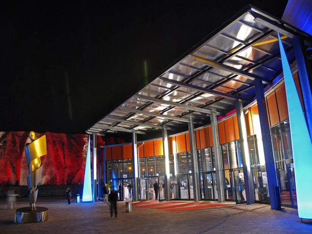 Eingang zur Metropolis Halle Eingang zur Metropolis Halle