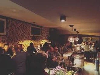 Jess-Weinbar.jpg Das Bild zeigt die Weinbar im Innern.