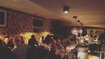 Jess-Weinbar.jpg Das Bild zeigt die Weinbar im Innern.