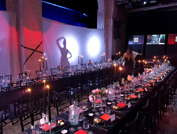 20190730_193806.jpg Lange Tafel mit festlich gedeckten Tischen in einem stimmungsvoll ausgeleuchteten Veranstaltungsraum.Long table with festively laid tables in an atmospherically lit function room.
