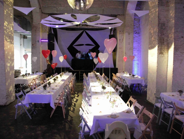 IMG_2806.JPG Dinnersetting mit langen Tischreihen und Herzchen Luftballons als Deko im "Bogen2"Dinner setting with long rows of tables and heart-shaped balloons as decoration in "Bogen2"