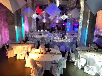 20180906_215530x.jpg Weiße runde Tische für Dinner im Bogen 2White round tables for dinner in the Bogen 2