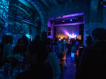 Leroy Emmanuel im Bogen 2, Köln Leroy Emmanuel im Bogen 2, Menschenmenge steht vor einer BühneLeroy Emmanuel in arch 2, crowd standing in front of a stage