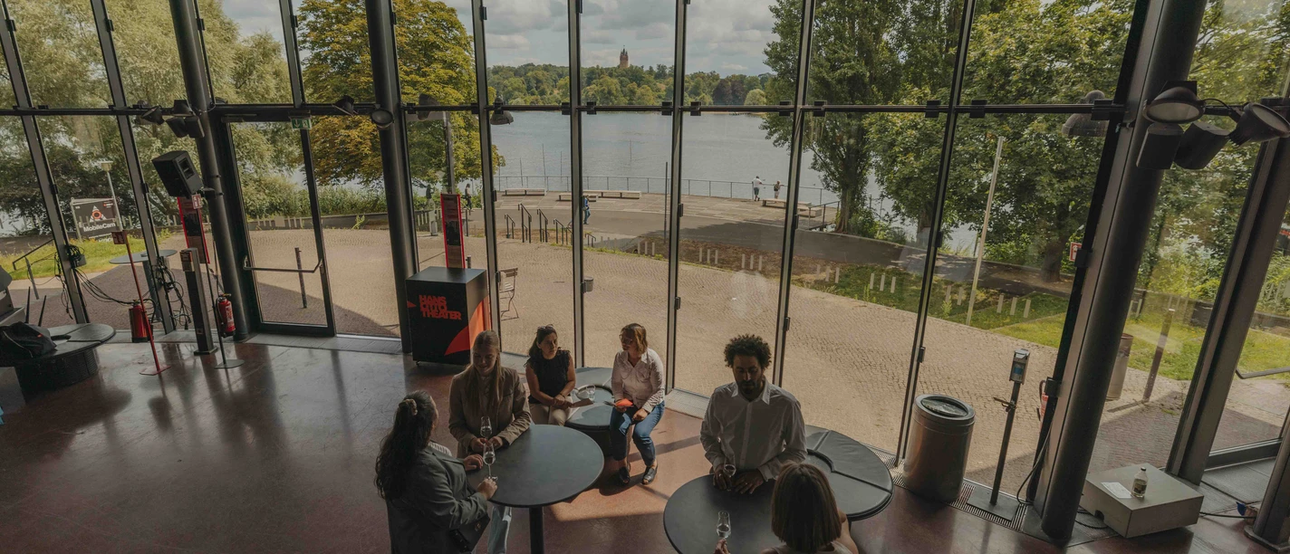 Hans Otto Theater in der Schiffbauergasse Eine kleine Gruppe im Foyer des Hans Otto Theaters in der Schiffbauergasse