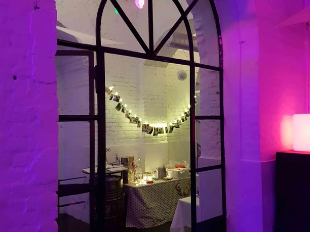 20181006_191430.jpg Bogen 2 Ambiente mir pinker Beleuchtung