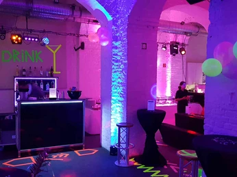 20181213_180321pix.jpg Bogen 2 Ambiente mir pinker Beleuchtung auf der TanzflächeBogen 2 ambience with pink lighting on the dance floor