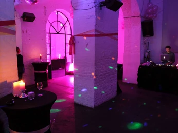 IMG_3045.JPG "Bogen 2" Ambiente mir pinker Beleuchtung und Stehtischen"Bogen 2" ambience with pink lighting and bar tables