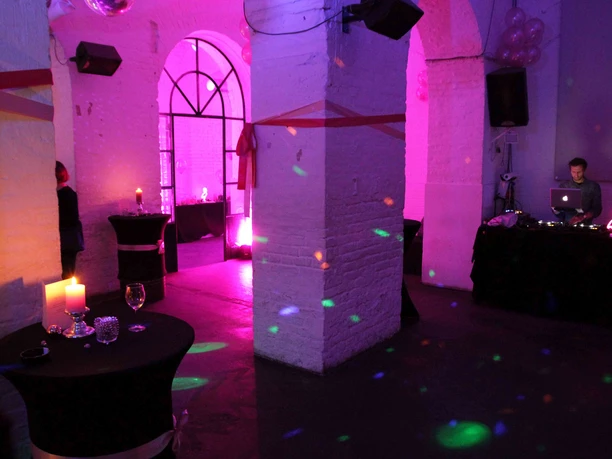 IMG_3045.JPG "Bogen 2" ambience with pink lighting and bar tables