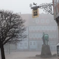 Nebel-Stadtmarkt.jpg Fachwerkhäuser, Denkmal und ein kahler Baum im NebelHalf-timbered houses, a monument and a bare tree in the fogBindingsværkshuse, et monument og et nøgent træ i tågenVakwerkhuizen, een monument en een kale boom in de mist