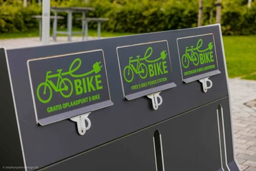 Ein E-Bike Ladeplatz mit drei Ladestationen.