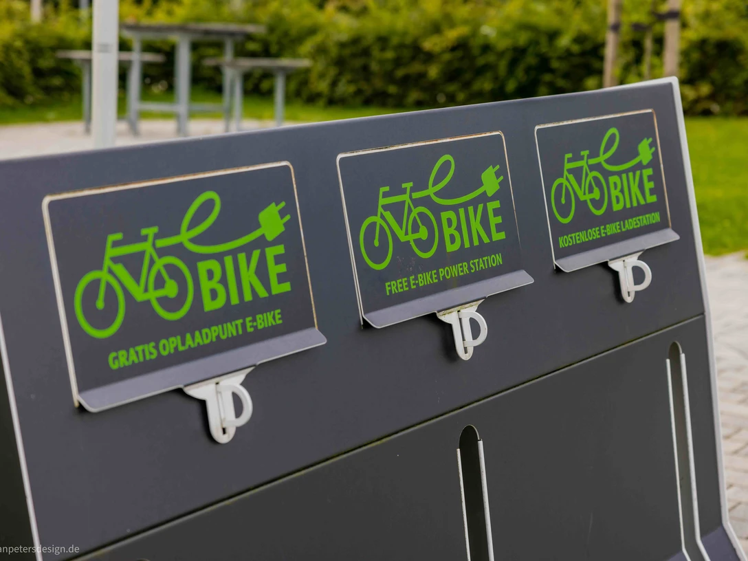 Ein E-Bike Ladeplatz mit drei Ladestationen.