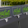 Ein E-Bike Ladeplatz mit drei Ladestationen.