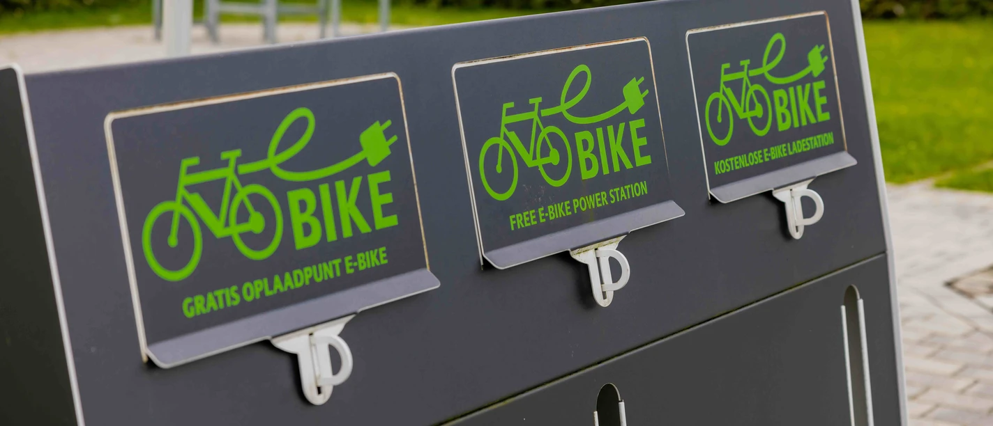 Ein E-Bike Ladeplatz mit drei Ladestationen.