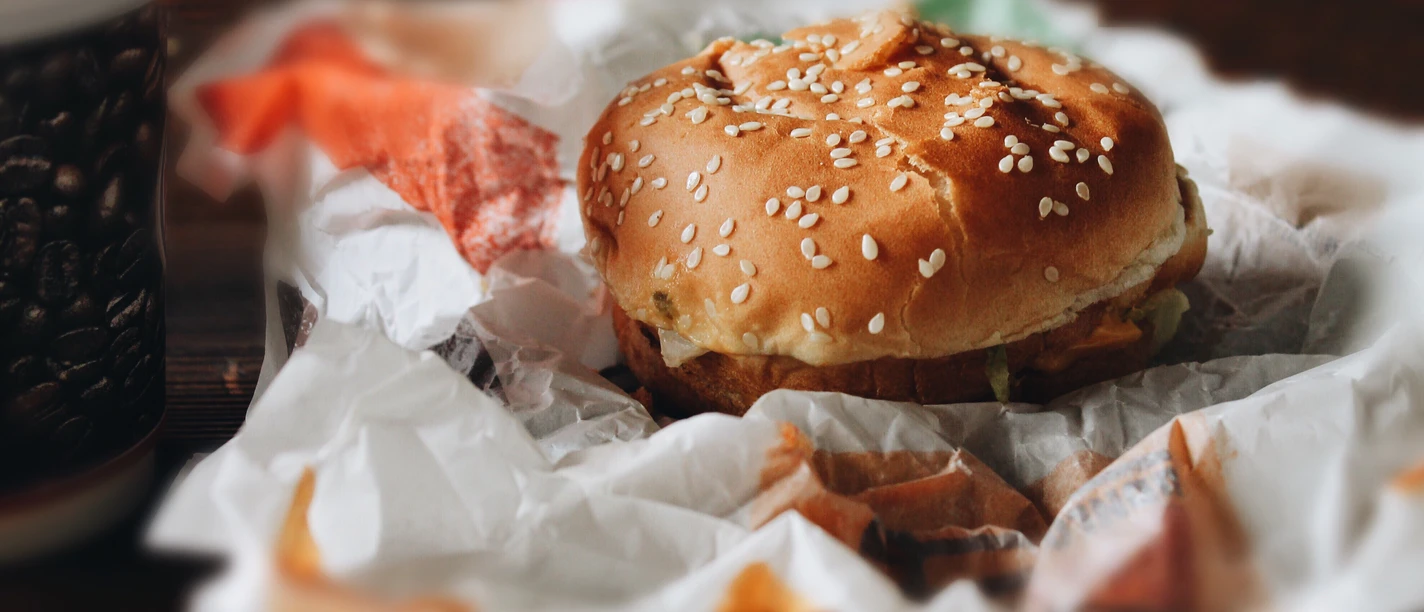 Ein Hamburger auf einem Verpackungspapier.