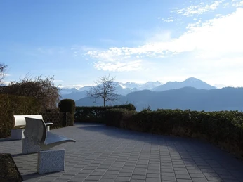 Parkbank in der Anlage mit herrlicher Aussicht auf Vierwaldstättersee und Berge